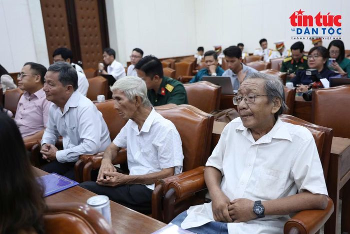 Các nhân chứng cung cấp nhiều thông tin để tìm kiếm hài cốt liệt sĩ tại Công viên Lê Thị Riêng cũng tham gia chương trình tổng kết.