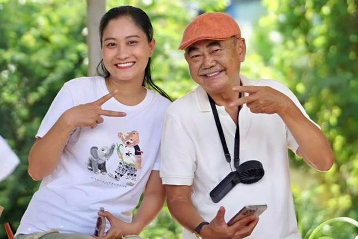 Vợ chồng NSND Việt Anh đồng hành, hỗ trợ lẫn nhau. Ảnh: FBNV
