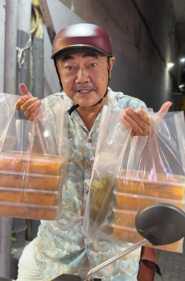 Nam nghệ sĩ thường tự lái xe máy giao đồ ăn cho khách khi có thời gian rảnh. Ảnh: FBNV