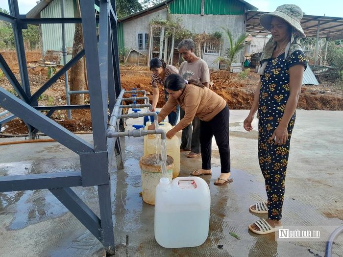 Người dân tại xã Bù Gia Mập mang can đi lấy nước phục vụ sinh hoạt, phản ánh những khó khăn trong việc tiếp cận nguồn nước sạch ổn định.