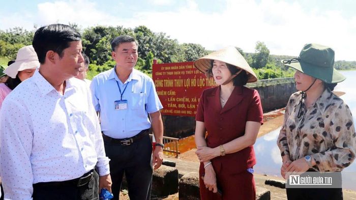 Bà Nguyễn Thị Cát Tiên, Thành ủy viên, Phó Chủ tịch UBND Tp.Đồng Nai (thứ 2 từ phải qua) cùng các sở ban ngành Thành phố khảo sát hiện trạng các công trình thủy lợi, cấp nước để xây dựng phương án đầu tư phù hợp với nhu cầu thực tế. (ảnh Bình Nguyên)