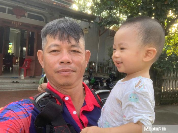 Làm đủ nghề để mưu sinh, từ thi công điện nước đến làm bình luận viên bóng đá phủi, nhưng anh Tuấn chưa bao giờ ngơi nghỉ trên hành trình thiện nguyện.