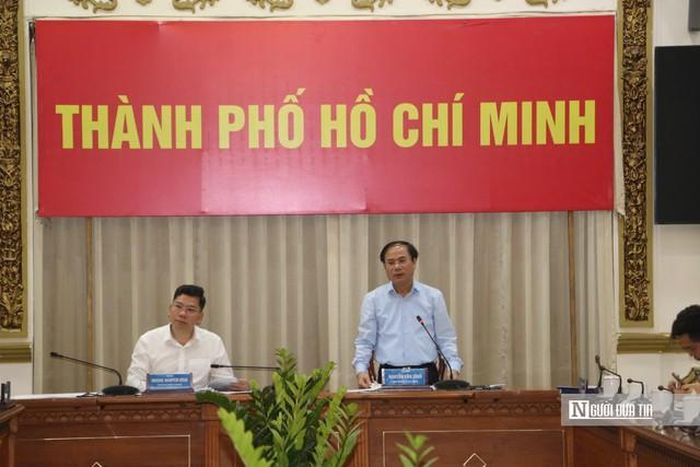 Thứ trưởng Bộ Xây dựng Nguyễn Văn Sinh (bên phải) tại buổi làm việc.
