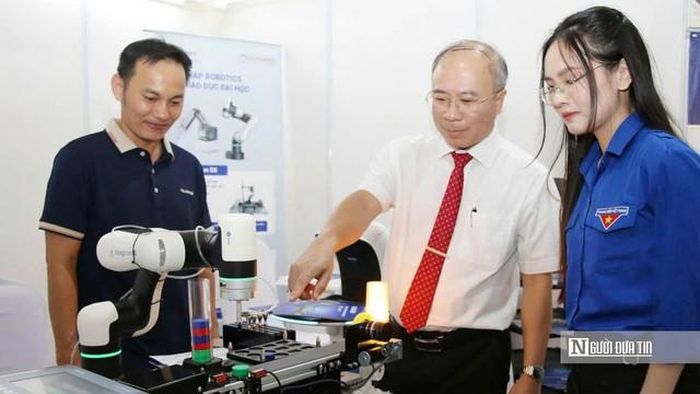 Ông Nguyễn Minh Quang, Phó Giám đốc Sở Khoa học và Công nghệ Đồng Nai tìm hiểu, trải nghiệm các sản phẩm công nghệ số tại triển lãm ở Đồng Nai năm 2025.