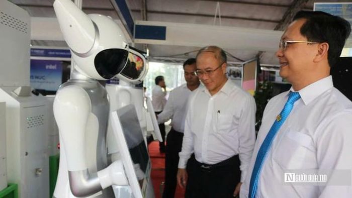 Ông Nguyễn Minh Quang (thứ 2) cùng lãnh đạo thành phố tìm hiểu, trải nghiệm các sản phẩm công nghệ số tại triển lãm ở Đồng Nai năm 2025.