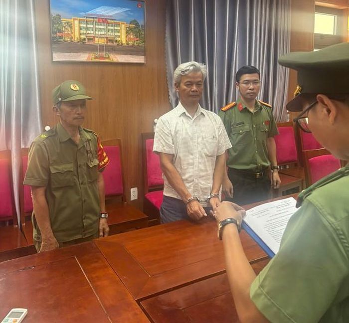 Cơ quan An ninh điều tra Công an Tp.Đà Nẵng tống đạt các quyết định đối với ông Trương Văn Thiên Tư. Ảnh: Công an Tp.Đà Nẵng.