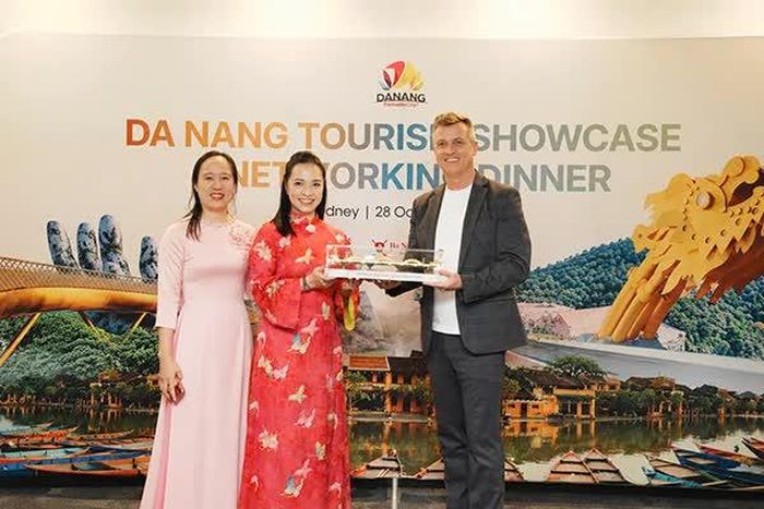 Đại diện lãnh đạo Sở VH-TT&DL Đà Nẵng gặp gỡ và làm việc với đại diện Cảng hàng không quốc tế Tây Sydney.