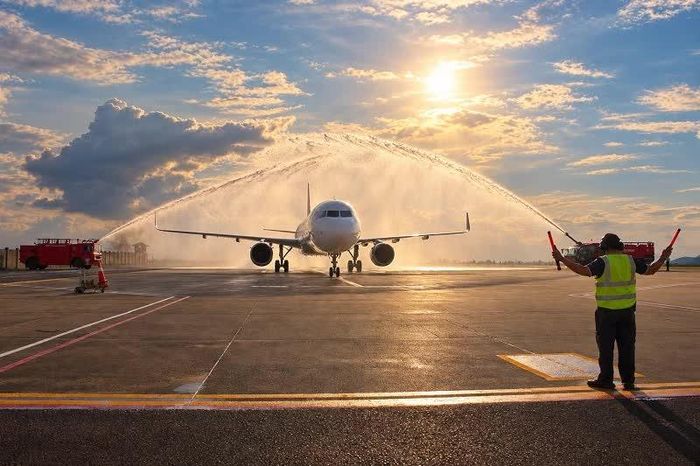 Thực hiện nghi thức phun vòi rồng chào đón chuyến bay quốc tế từ Macau hạ cánh xuống Cảng hàng không Phù Cát.