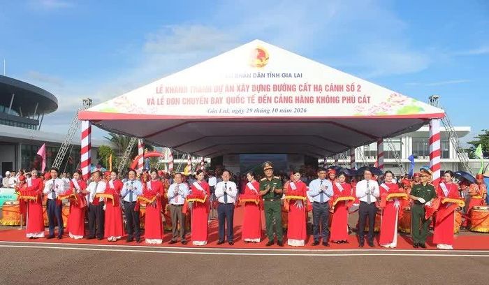 Phó Thủ tướng Hồ Quốc Dũng cùng các đại biểu cắt băng khánh thành dự án xây dựng đường cất hạ cánh số 2 tại Cảng hàng không Phù Cát.