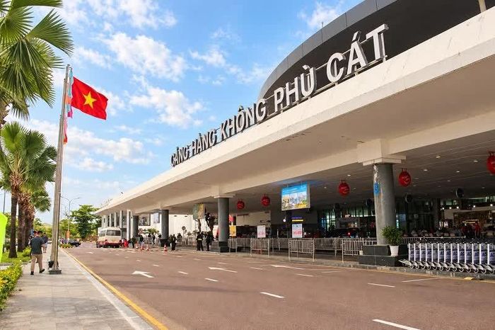 Phó Thủ tướng Hồ Quốc Dũng đề nghị tiếp tục đầu tư, hiện đại hóa sân bay Phù Cát, sớm đưa nơi đây trở thành cảng hàng không quốc tế.