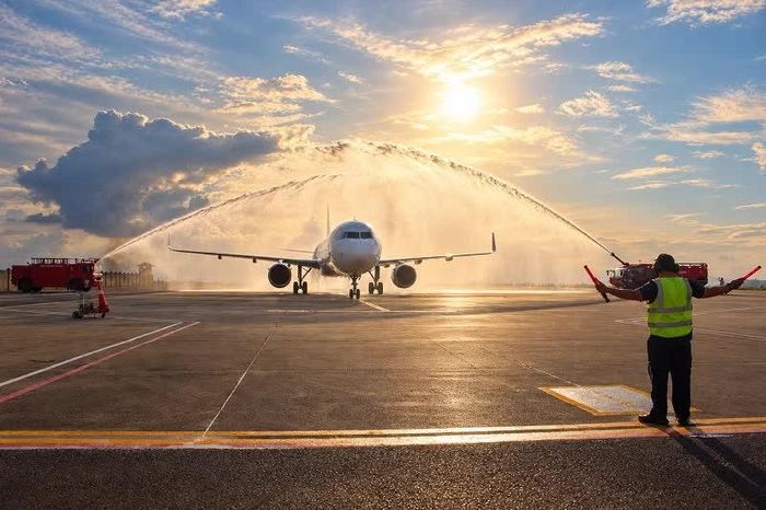 Chuyến bay QH9585 của Bamboo Airways đưa 172 hành khách từ Macau (Trung Quốc) đến Phù Cát sau khoảng hai giờ bay thẳng.