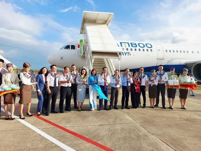 Lãnh đạo tỉnh Gia Lai và FLC tặng hoa và quà chúc mừng phi hành đoàn.
