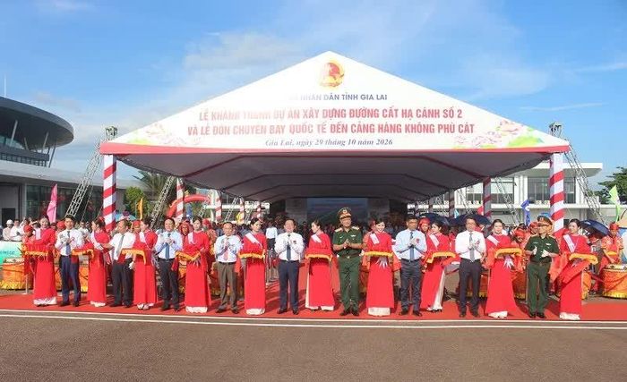 Các đại biểu thực hiện nghi thức cắt băng khánh thành dự án xây dựng đường cất hạ cánh số 2 tại Cảng hàng không Phù Cát.
