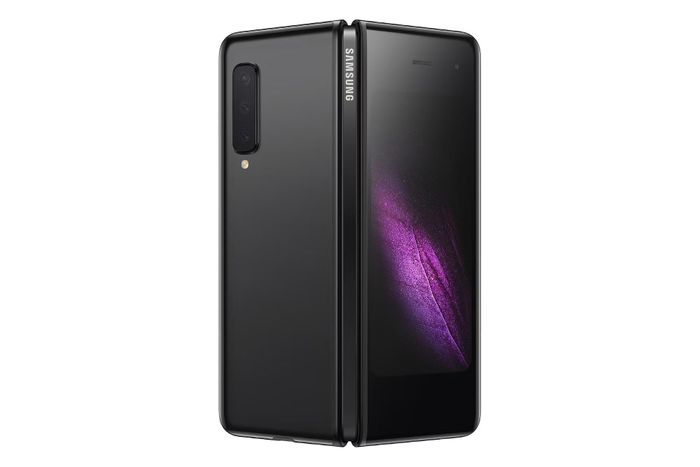 Galaxy Fold thế hệ đầu tiên ra mắt năm 2019, từng gặp sự cố màn hình khiến Samsung phải hoãn bán để cải tiến thiết kế. Ảnh: Samsung.