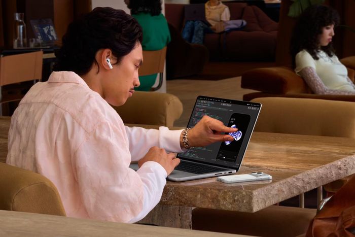 MacBook Pro mới lần đầu được trang bị màn hình OLED cảm ứng, với giá khởi điểm gần 80 triệu đồng tại Việt Nam. Ảnh: Apple.
