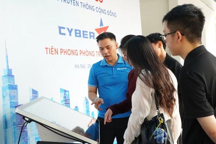 Thanh niên, sinh viên quét mã QR, trải nghiệm Cổng thông tin CyberZ, tìm hiểu kỹ năng nhận diện và phòng tránh lừa đảo trực tuyến. Ảnh: T.Uyên.