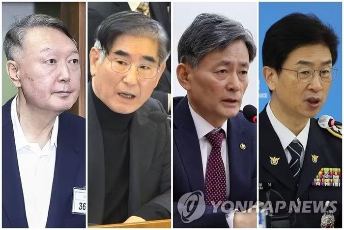 Các bị cáo chính trong vụ án: (từ trái sang phải): cựu Tổng thống Yoon Suk-yeol, cựu Bộ trưởng Quốc phòng Kim Yong-hyun, cựu Cảnh sát trưởng quốc gia Cho Ji-ho và cựu Cảnh sát trưởng Thủ đô Seoul Kim Bong-sik. Ảnh: Yonhap.