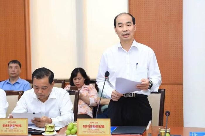 Ông Nguyễn Đình Hưng, Phó Giám đốc Sở Y tế Hà Nội báo cáo tại buổi làm việc. Ảnh: Diệu Linh.