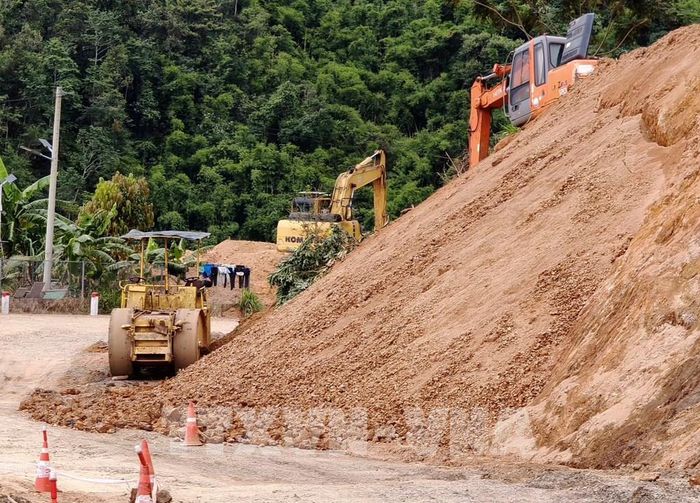 Đơn thị thi công huy động máy móc xử lý tình trạng sụt lún, sạt lở trên đoạn Quốc lộ 28 qua khu vực giáp ranh giữa xã Phúc Thọ Lâm Hà và xã Tà Đùng (tỉnh Lâm Đồng). Ảnh: Nguyễn Huy Thành – TTXVN