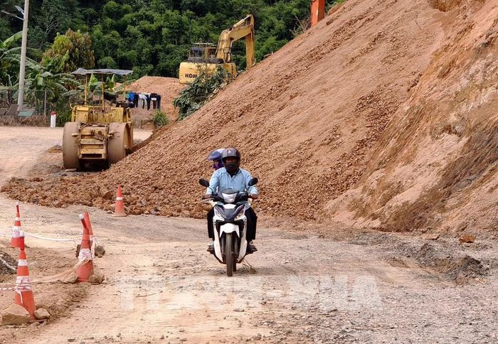 Đoạn Quốc lộ 28 qua khu vực giáp ranh giữa xã Phúc Thọ Lâm Hà và Tà Đùng xuất hiện tình trạng sụt lún nghiêm trọng sau các đợt mưa lớn kéo dài. Ảnh: Nguyễn Huy Thành – TTXVN