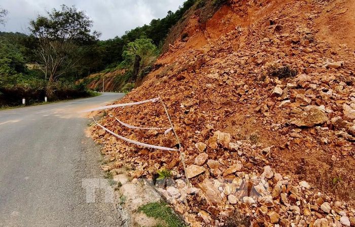 Đoạn Quốc lộ 28 qua khu vực giáp ranh giữa xã Phúc Thọ Lâm Hà và xã Tà Đùng (tỉnh Lâm Đồng) bị sụt lún, sạt lở tiềm ẩn nguy cơ mất an toàn giao thông. Ảnh: Nguyễn Huy Thành – TTXVN