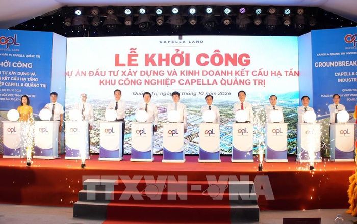 Các đại biểu thực hiện nghi thức khởi công Dự án đầu tư xây dựng và kinh doanh kết cấu hạ tầng Khu công nghiệp Capella Quảng Trị. Ảnh: Tá Chuyên – TTXVN