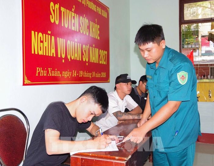 Dù có công việc ổn định, nhiều thanh niên vẫn sẵn sàng gác lại dự định, viết đơn tình nguyện lên đường thực hiện nghĩa vụ quân sự. Ảnh: Mai Trang - TTXVN