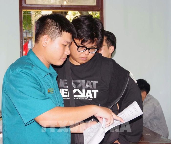 Ban Chỉ huy Quân sự phường Phú Xuân đã thành lập các tổ chuyên trách nhằm hướng dẫn thanh niên trong suốt quá trình khám sơ tuyển. Ảnh: Mai Trang - TTXVN