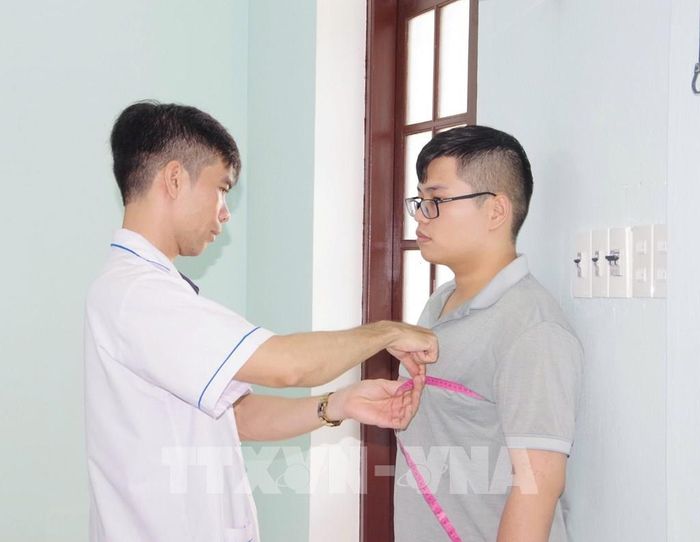 Thanh niên trải qua các phần khám sơ tuyển quân tại thành phố Huế. Ảnh: Mai Trang - TTXVN