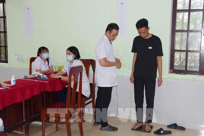 Công tác khám sơ tuyển quân năm 2027 tại thành phố Huế được thực hiện theo phương châm "Tuyển người nào, chắc người đó". Ảnh: Mai Trang - TTXVN
