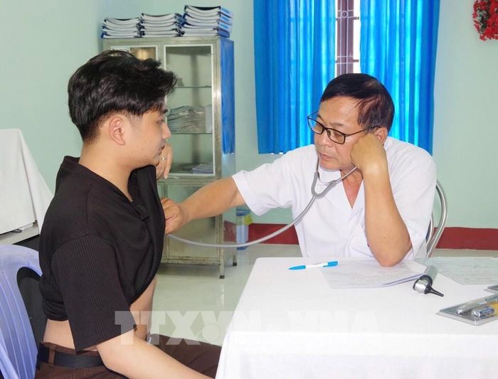 Khám sức khỏe sơ tuyển quân được thực hiện bài bản, chặt chẽ. Ảnh: Mai Trang - TTXVN