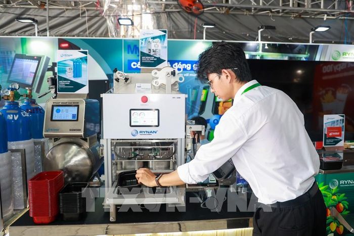 Đóng gói sản phẩm bằng công nghệ hiện đại, góp phần nâng cao chất lượng, gia tăng giá trị và sức cạnh tranh của sản phẩm. Ảnh: Giang Phương - TTXVN