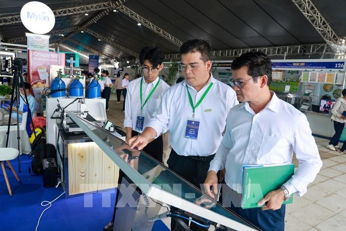Các giải pháp công nghệ hỗ trợ kiểm soát hoạt động sản xuất, kinh doanh, góp phần nâng cao hiệu quả quản lý và tối ưu hóa quy trình vận hành. Ảnh: Giang Phương - TTXVN