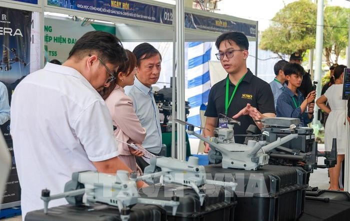 Các doanh nghiệp tìm hiểu ứng dụng thiết bị bay không người lái (UAV) vào hoạt động quản lý, giám sát và điều hành sản xuất, kinh doanh. Ảnh: Giang Phương - TTXVN