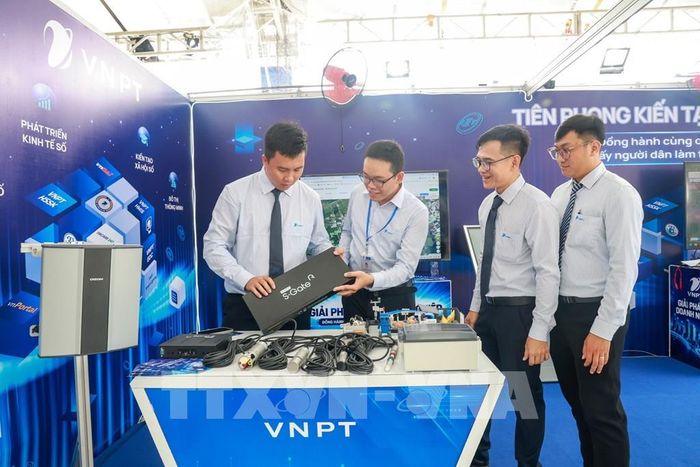Các ứng dụng công nghệ thúc đẩy đổi mới sáng tạo, gắn với sở hữu trí tuệ trong vận hành, nâng cao hiệu quả quản lý và điều hành. Ảnh: Giang Phương - TTXVN