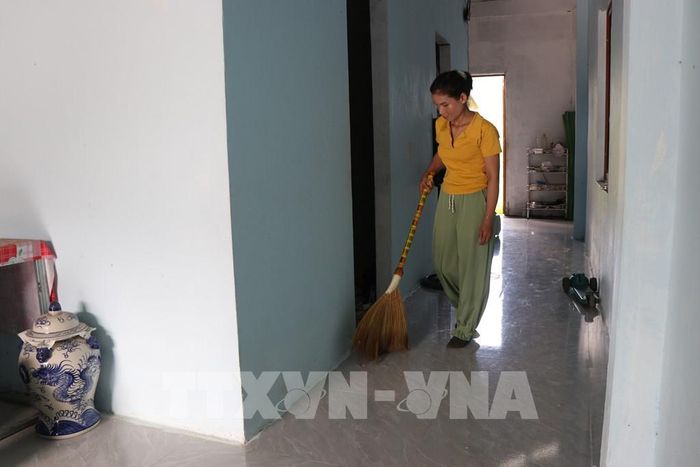 Đồng bào dân tộc thiểu số thành phố Huế "an cư lạc nghiệp" trong ngôi nhà mới được xây nên từ sự hỗ trợ của Chương trình mục tiêu quốc gia. Ảnh: Mai Trang - TTXVN