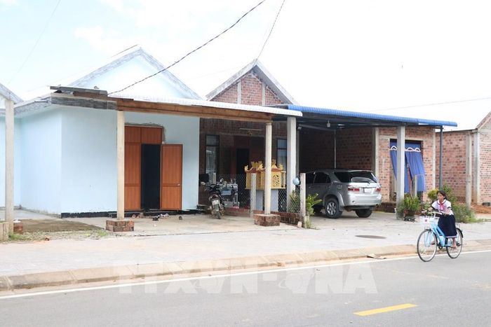 Người đồng bào dân tộc thiểu số được cấp đất, xây nhà khang trang tại Điểm định canh định cư xã Long Quảng, thành phố Huế. Ảnh: Mai Trang - TTXVN