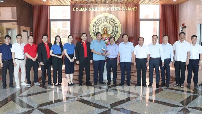 Lãnh đạo UBND tỉnh cùng Hãng hàng không Vietjet chụp ảnh lưu niệm. Ảnh: Tuấn Phi - TTXVN 