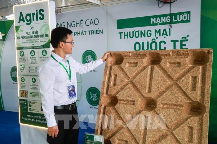 Pallet bã mía do AgriS giới thiệu, được sản xuất từ bã mía kết hợp nguyên liệu gỗ tái chế, góp phần tạo giải pháp logistics xanh, nâng cao hiệu quả vận chuyển và thân thiện với môi trường. Ảnh: Giang Phương - TTXVN