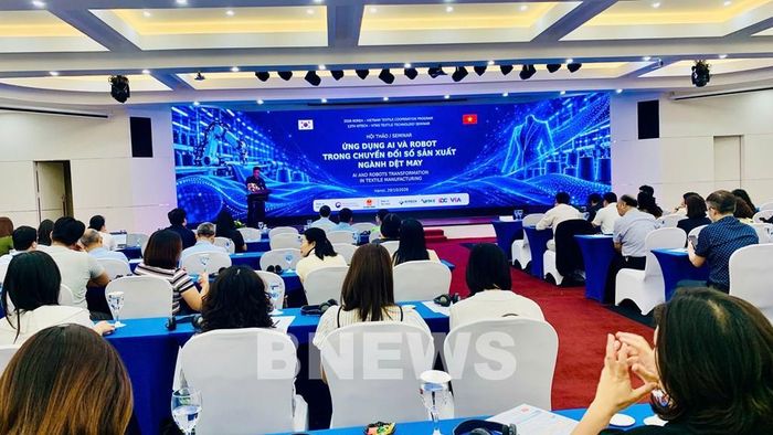 Đại biểu tham luận tại Hội thảo “Ứng dụng AI và Robot trong chuyển đổi sản xuất ngành Dệt may”. Ảnh: Hằng Trần/Bnews/Vnanet.