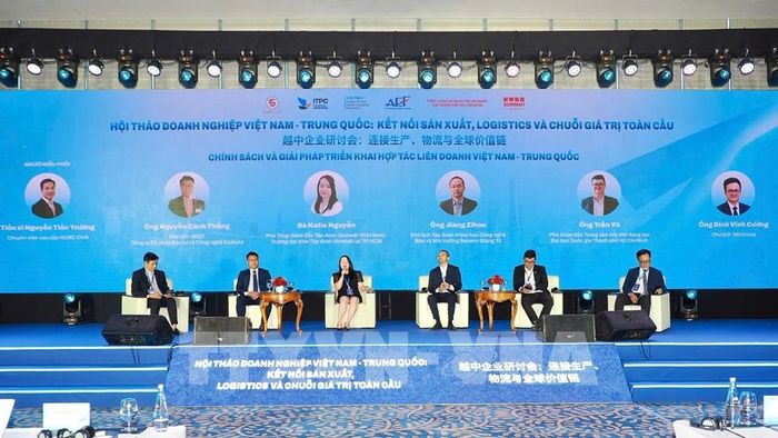 Các đại biểu trao đổi tiềm năng hợp tác chuỗi cung ứng Việt Nam - Trung Quốc tại hội thảo. Ảnh: Xuân Anh - TTXVN 