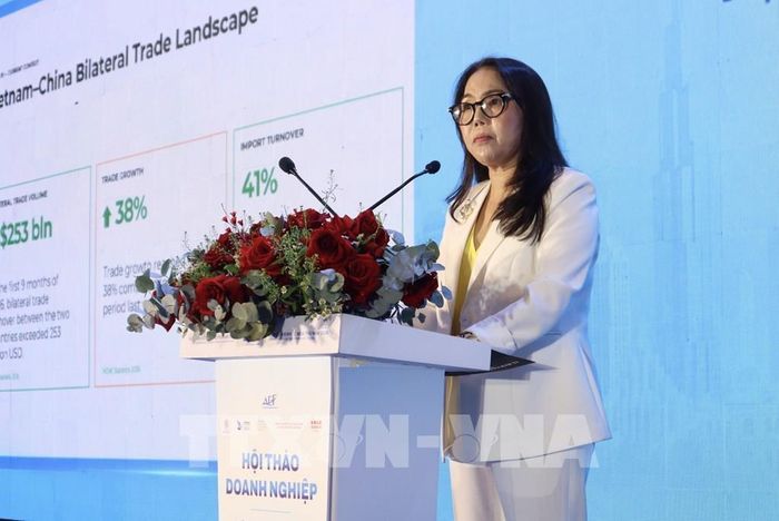 Bà Đặng Minh Phương, Chủ tịch Hiệp hội Logistics và Cảng biển TP. Hồ Chí Minh, chia sẻ định hướng hợp tác logistics tại hội thảo. Ảnh: Xuân Anh - TTXVN 