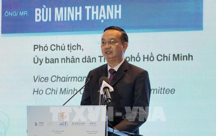 Phó Chủ tịch UBND TP. Hồ Chí Minh Bùi Minh Thạnh phát biểu chào mừng tại diễn đàn. Ảnh: Hữu Duyên - TTXVN 