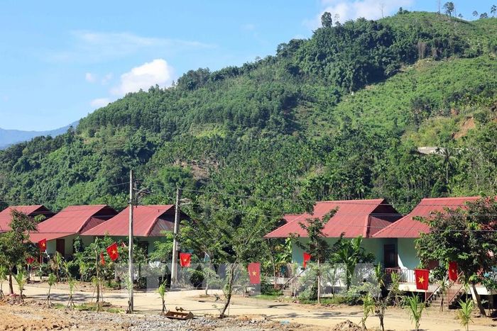 Khu tái định cư Bằng La là nơi sinh sống của nhiều hộ dân bị mất nhà cửa, người thân do trận sạt lở núi kinh hoàng xảy ra vào cuối năm 2020 ở nóc Ông Đề, xã Trà Leng (Đà Nẵng). Ảnh: Đỗ Trưởng - TTXVN 