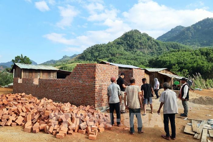 Người dân hỗ trợ nhau đổi công để xây dựng nhà mới tại Khu tái định cư làng Ông Xúc thuộc thôn Bằng Xim, xã Trà Leng (Đà Nẵng). Ảnh: Đỗ Trưởng - TTXVN 