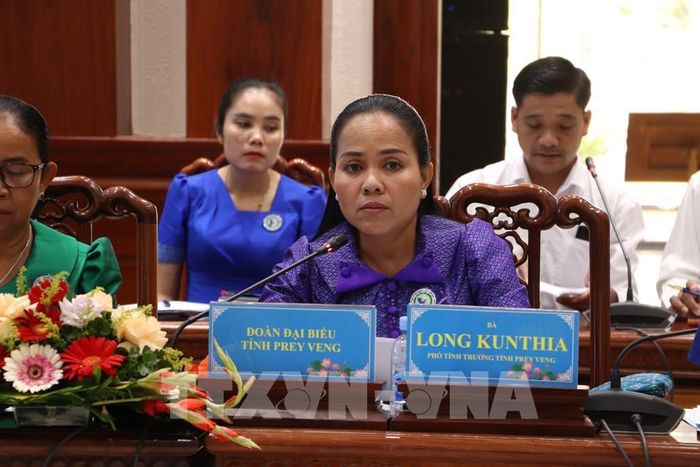 Bà Long Kunthia, Phó Tỉnh trưởng tỉnh Prey Veng, Campuchia, phát biểu tại buổi ký kết. Ảnh: Hồng Nhung – TTXVN