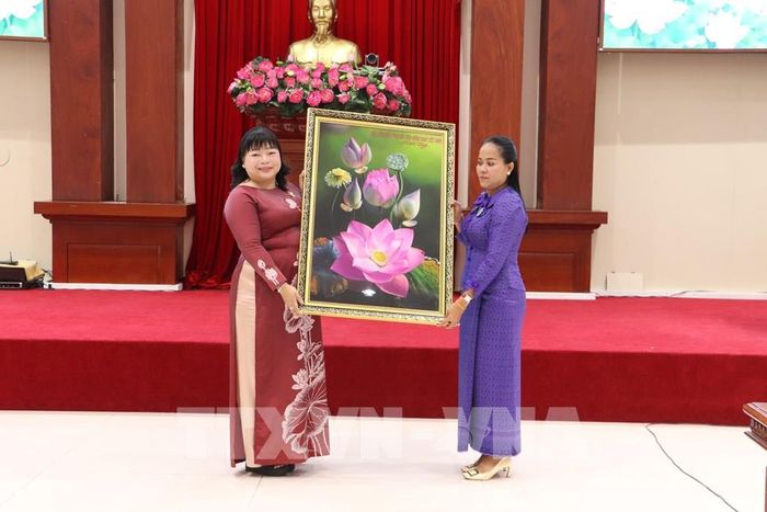 Bà Thái Ngọc Bảo Trâm, Chủ tịch Hội LHPN tỉnh Đồng Tháp, tặng tranh lưu niệm cho tỉnh Prey Veng, Campuchia. Ảnh: Hồng Nhung – TTXVN