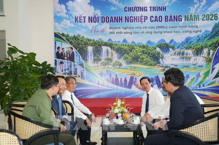 Lãnh đạo UBND tỉnh Cao Bằng gặp gỡ các doanh nghiệp. Ảnh: Chu Hiệu - TTXVN