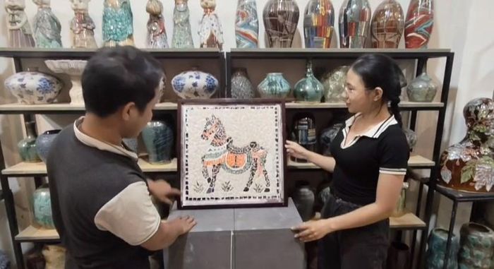 Đại diện nhóm “Vụn Gốm Khảm Hoa” trao đổi cùng nghệ nhân làng gốm Bát Tràng. Ảnh: NVCC