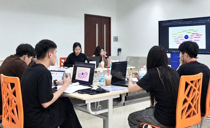 Nhóm thành viên công ty cổ phần Giải pháp Công nghệ VEX cùng trao đổi về hướng tiếp cận khách hàng. Ảnh: NVCC